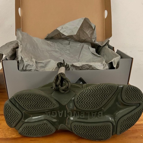 Balenciaga new in box, men’s triple s sneakers size 10 USA, Kaki/black. - Picture 2 of 7